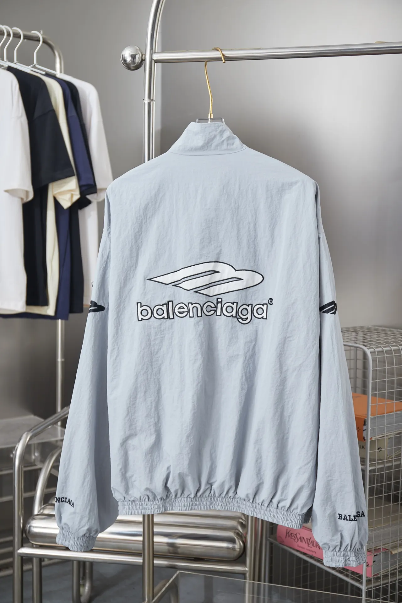 Balenciaga 𝘽𝘼𝙇𝙀𝙉𝘾𝙄𝘼𝙂𝘼 BLCG 26SS 77 3M Manchester United embroidered sports suit Light luxury A must-have item for men and women's daily commuting Correct version Free to compare Detailed features · Made of T 800 professional jacket polyester fabric · The entire fabric is pre-treated with a waterproof coating · The interior is made of four-way elastic nylon lining · Zipper pockets on both sides Elastic cuff design · Internal zipper hidden pocket design · Imported Tajima high-speed embroidery machine thousands of needle embroidery technology · Elastic elastic waist design at the hem · Customized molded hardware zipper Jacket double puller design · Zippered pockets on the side of trousers · Original main mark washed tag brand packaging Color: Black/Navy Blue/Silver Gray Size: 46/48/50/52